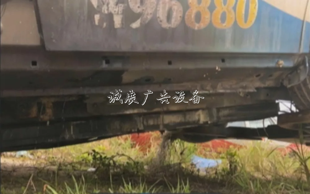 撞上路牌鐵柱子，出租垃圾箱車突然起火！的哥傷重不