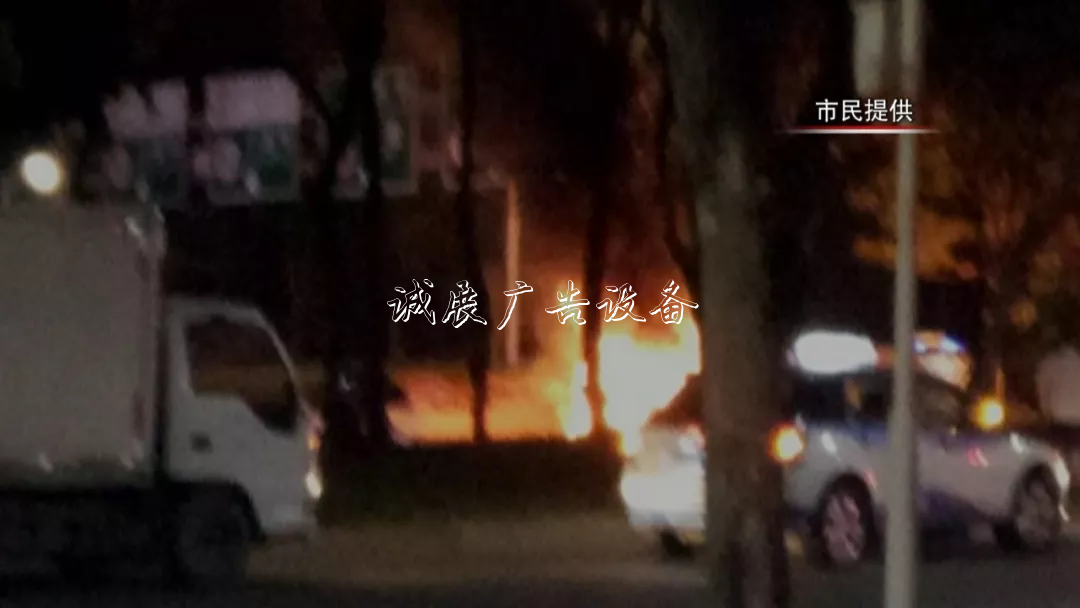 撞上路牌鐵柱子，出租垃圾箱車突然起火！的哥傷重不