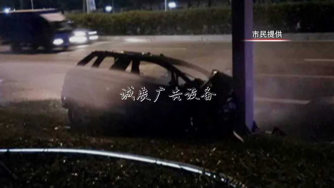 撞上路牌鐵柱子，出租垃圾箱車突然起火！的哥傷重不