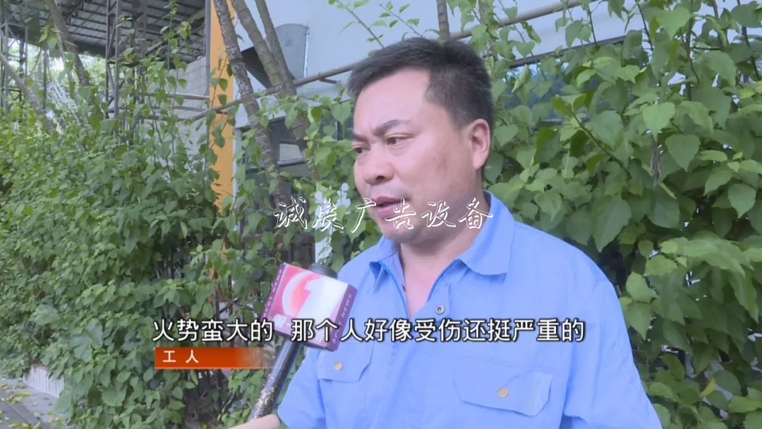 撞上路牌鐵柱子，出租垃圾箱車突然起火！的哥傷重不