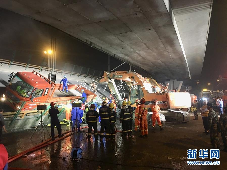 世界名校龍舟隊海河滾動廣告燈箱競渡 共慶“百年南開”