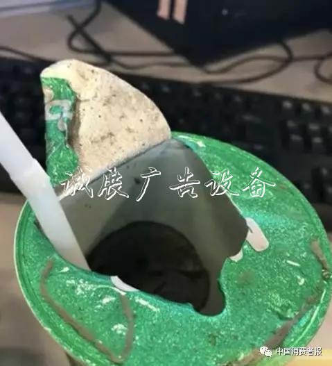 香飄飄再被曝光 杯里廣告燈箱“飄”出粘稠霉狀異物