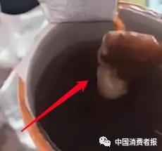 香飄飄再被曝光 杯里廣告燈箱“飄”出粘稠霉狀異物