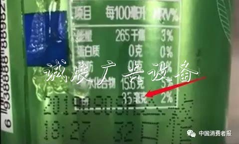 香飄飄再被曝光 杯里廣告燈箱“飄”出粘稠霉狀異物