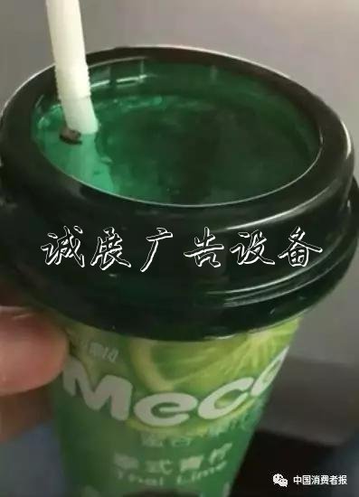 香飄飄再被曝光 杯里廣告燈箱“飄”出粘稠霉狀異物