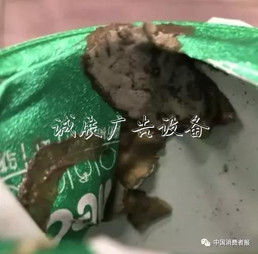 香飄飄再被曝光 杯里廣告燈箱“飄”出粘稠霉狀異物