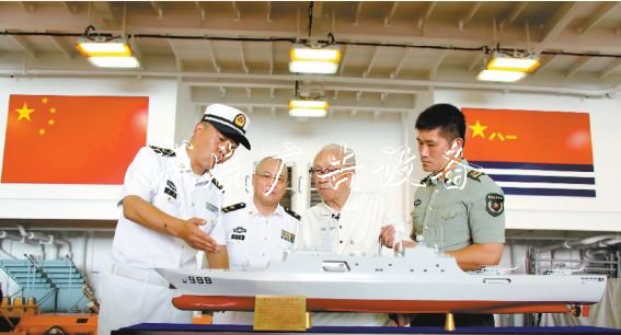 壯麗70年奮斗新時(shí)代丨穿閱報(bào)欄燈箱越時(shí)光：老將軍登上“沂蒙山”