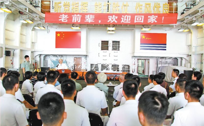 壯麗70年奮斗新時(shí)代丨穿閱報(bào)欄燈箱越時(shí)光：老將軍登上“沂蒙山”