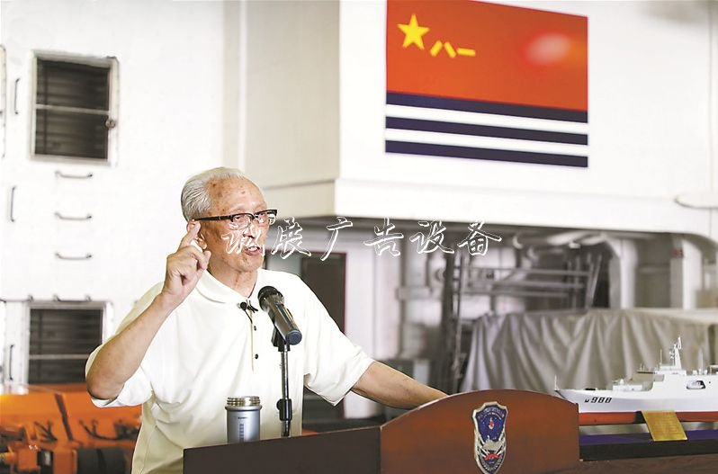 壯麗70年奮斗新時(shí)代丨穿閱報(bào)欄燈箱越時(shí)光：老將軍登上“沂蒙山”