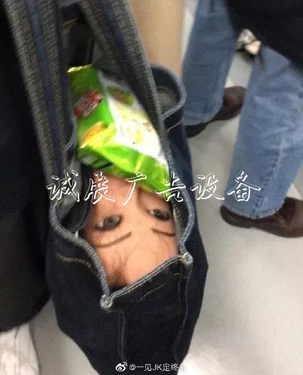 嚇人！這是什么垃圾？打文化宣傳欄開垃圾箱后差點兒魂兒也沒了