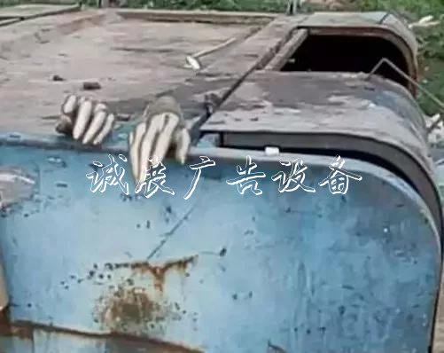 嚇人！這是什么垃圾？打文化宣傳欄開垃圾箱后差點兒魂兒也沒了