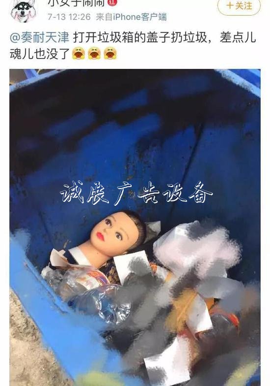 嚇人！這是什么垃圾？打文化宣傳欄開垃圾箱后差點兒魂兒也沒了