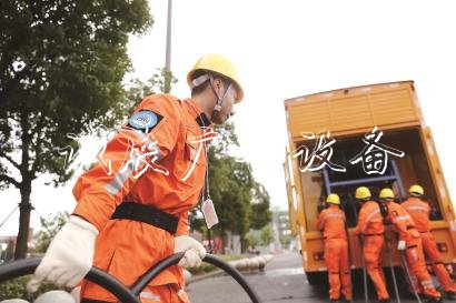 國家電網(wǎng)工作人員參加應(yīng)急處置演練。均本報記者 袁婧攝