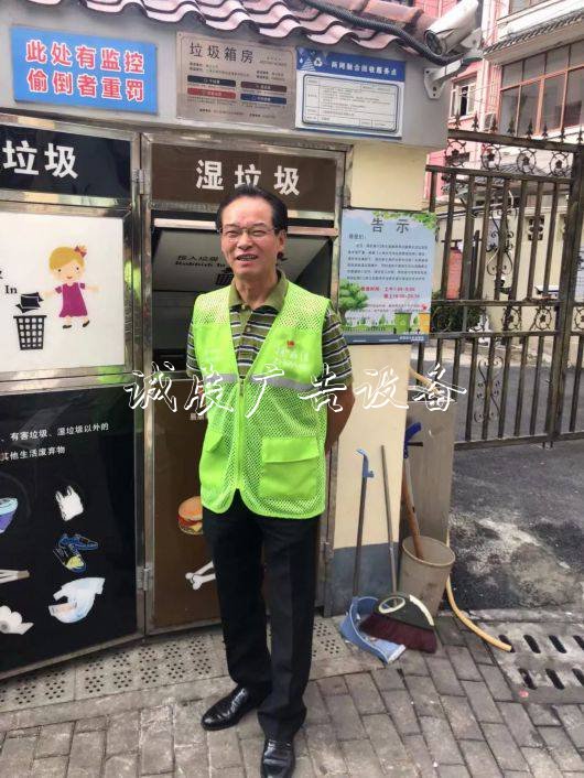 穿上“綠馬甲”徐匯戶外廣告燈箱這位老黨員專盯垃圾桶