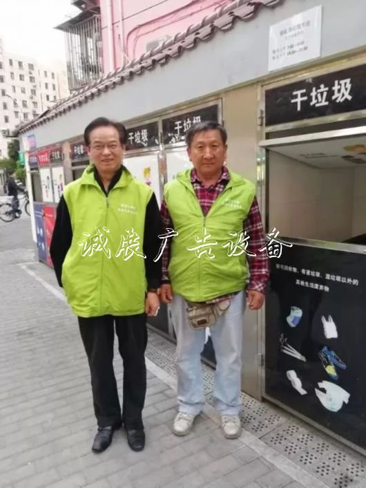 穿上“綠馬甲”徐匯戶外廣告燈箱這位老黨員專盯垃圾桶