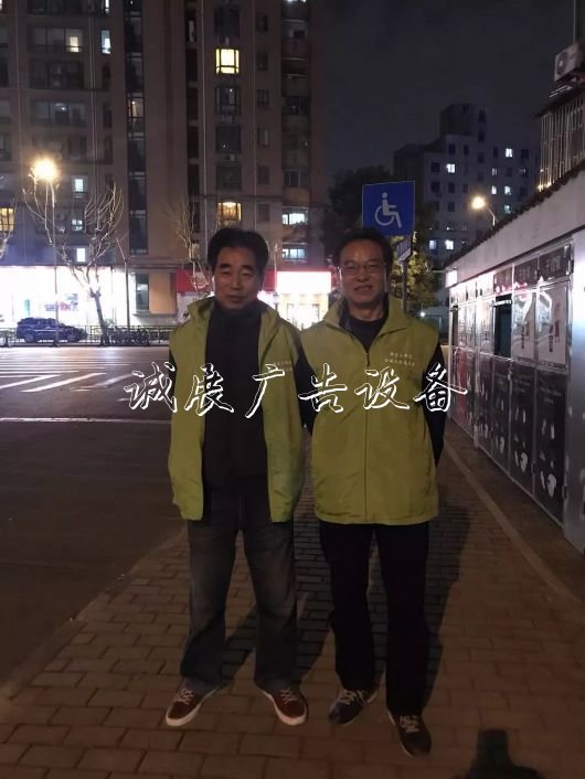 穿上“綠馬甲”徐匯戶外廣告燈箱這位老黨員專盯垃圾桶