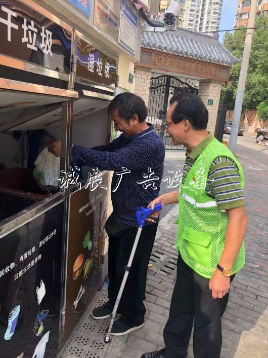 穿上“綠馬甲”徐匯戶外廣告燈箱這位老黨員專盯垃圾桶