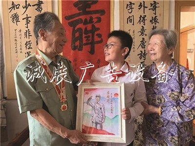 聽(tīng)抗戰(zhàn)老兵爺爺講故事黨建宣傳欄 小學(xué)生送上手繪戎裝敬禮