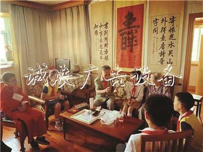 聽(tīng)抗戰(zhàn)老兵爺爺講故事黨建宣傳欄 小學(xué)生送上手繪戎裝敬禮