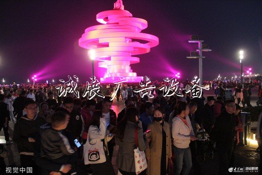 青島舉辦焰火表演 迎閱報(bào)欄燈箱跨國公司領(lǐng)導(dǎo)人青島峰會(huì)