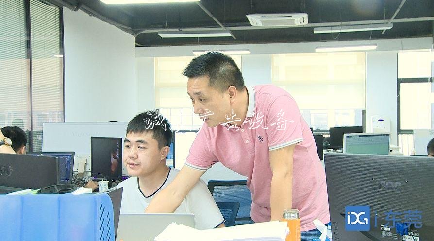 黃長平：我愿變身路滾動燈箱牌，為他人指向希望 |金商