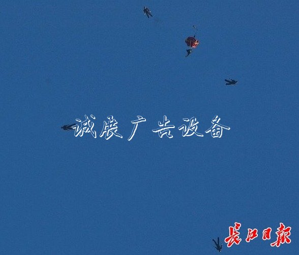 呼朋引伴，去看看社區(qū)宣傳欄軍運會比賽丨長江評論