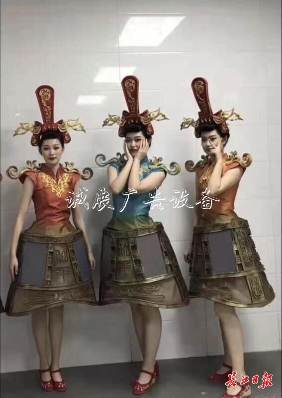 編鐘裙+引導(dǎo)牌有20多斤分類(lèi)垃圾亭重，軍運(yùn)會(huì)舉牌姑娘是體