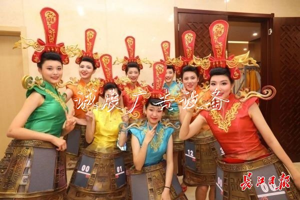 編鐘裙+引導(dǎo)牌有20多斤分類(lèi)垃圾亭重，軍運(yùn)會(huì)舉牌姑娘是體