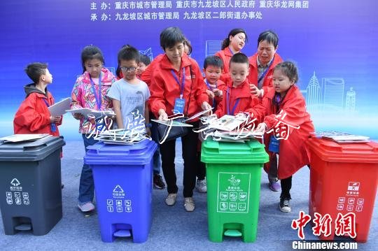 圖為小朋友進行垃圾分類游戲互動?！￡惓?攝