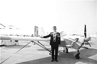 大學(xué)生攢錢造飛機社區(qū)宣傳欄 畢業(yè)5年后成品捐母校