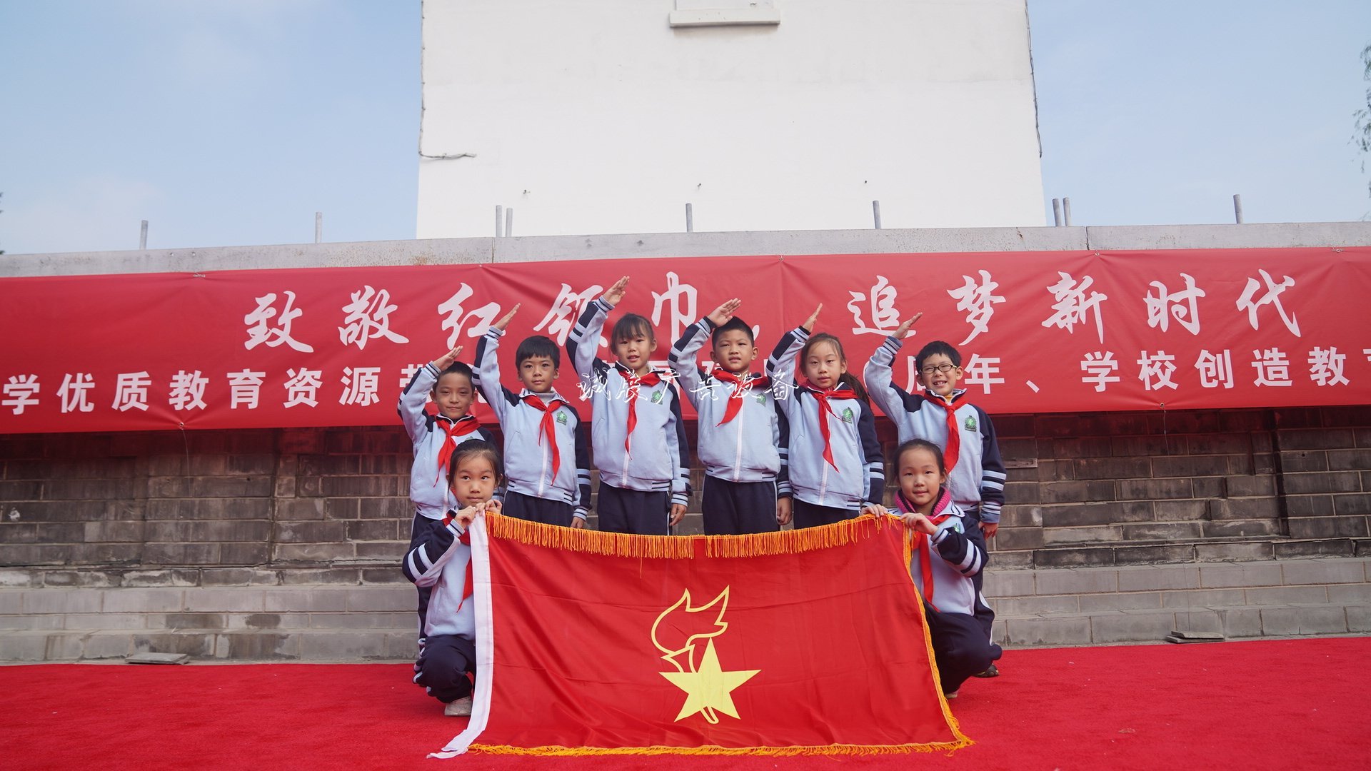 北京：黑芝麻胡同小學(xué)獻(xiàn)不銹鋼宣傳欄禮中國(guó)少年先鋒隊(duì)建隊(duì)70周年