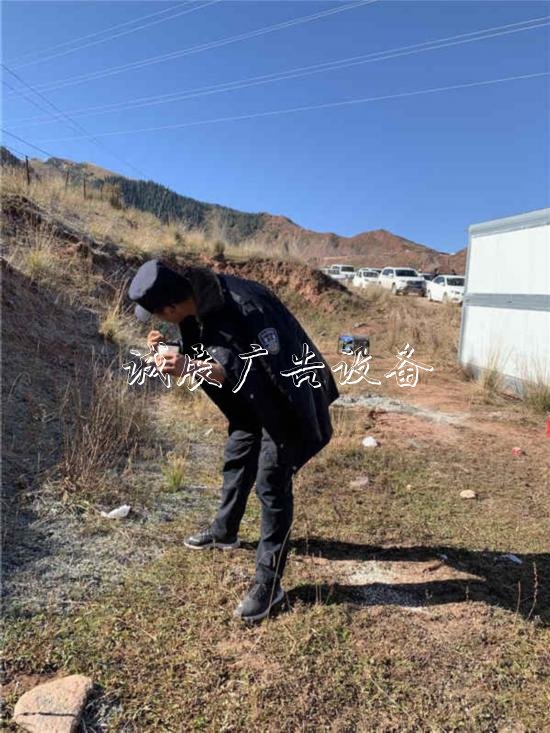 “2019行走黃河”：拉戶外廣告燈箱加鎮(zhèn)，黃河邊上解難題