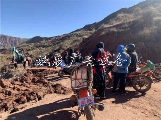 “2019行走黃河”：拉戶外廣告燈箱加鎮(zhèn)，黃河邊上解難題
