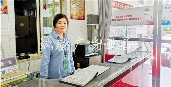 浙大有位“寶藏”宿管阿滾動(dòng)式燈箱姨：做過翻譯 用英文出板報(bào)