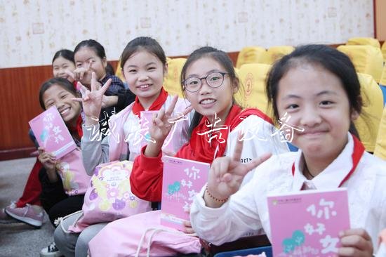 “春蕾計劃”青春宣傳欄燈箱期教育項目走進重慶市