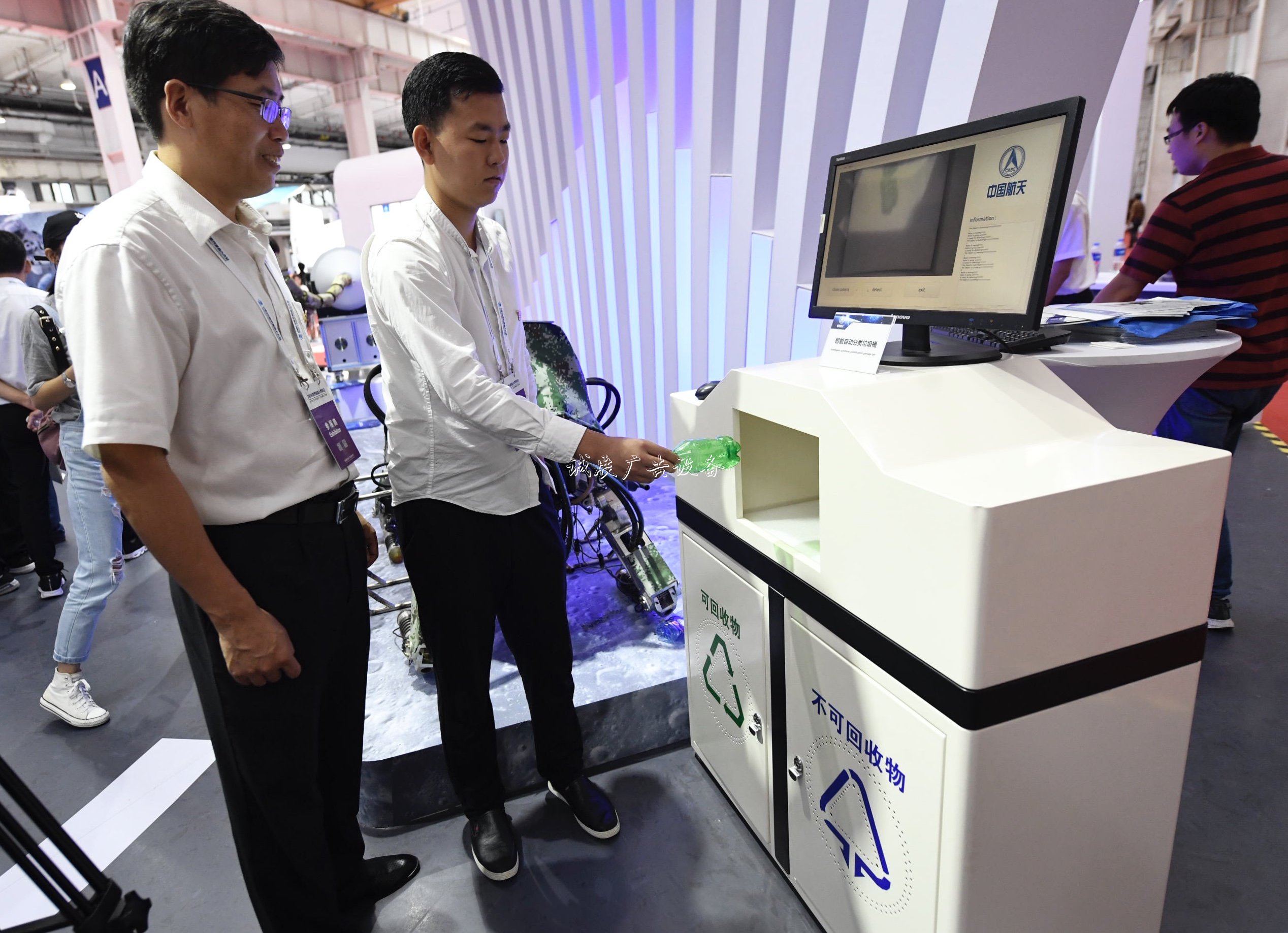 自動分類垃圾桶亮相機太陽能垃圾桶器人大會 0.2秒識別出垃圾