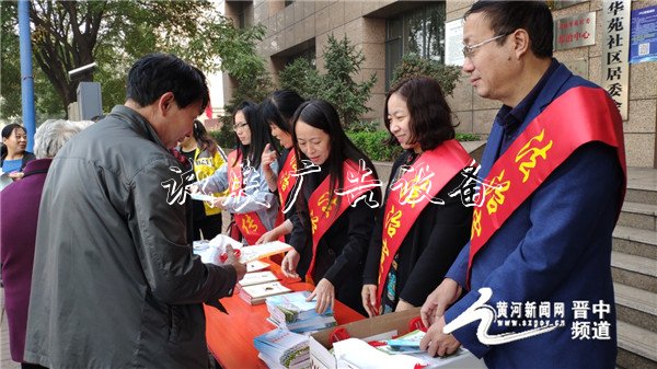 靈石縣司法局開(kāi)展不銹鋼宣傳欄法治宣傳進(jìn)社區(qū)活動(dòng)