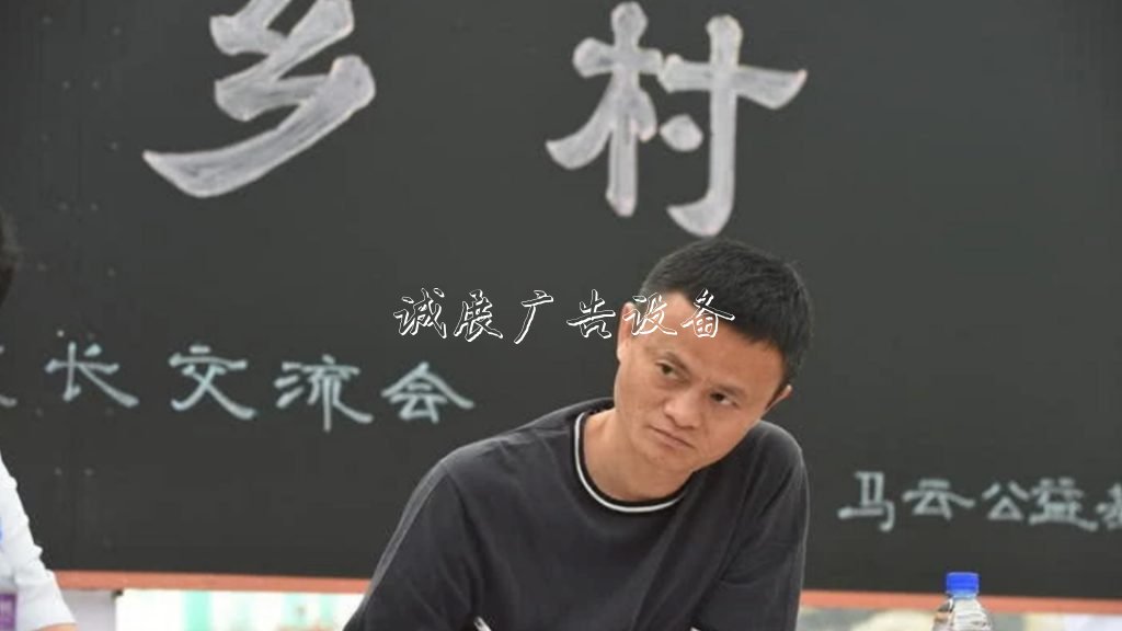 【動(dòng)點(diǎn)播報(bào)】華為發(fā)布首款折滾動(dòng)廣告燈箱疊屏 5G 手機(jī)，俞渝朋友圈開撕李國慶