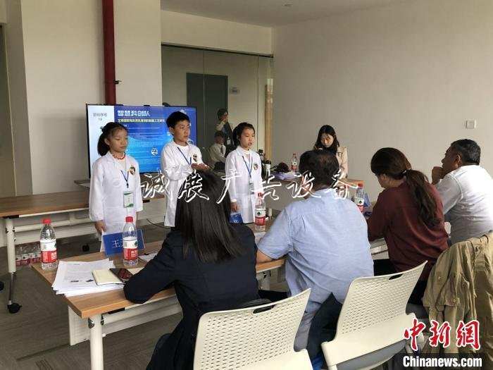 自動分類垃圾桶、智能澆路燈燈箱花器 上?！?0后”展示科創(chuàng)實力