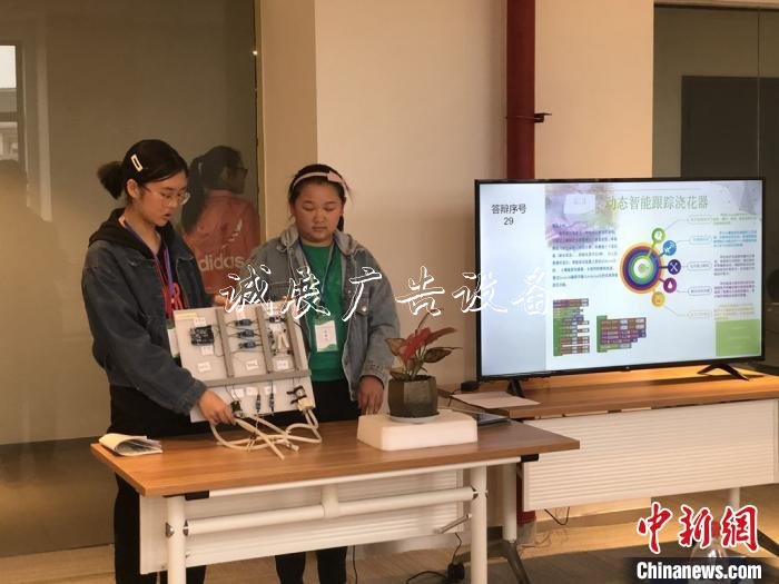 自動分類垃圾桶、智能澆路燈燈箱花器 上?！?0后”展示科創(chuàng)實力