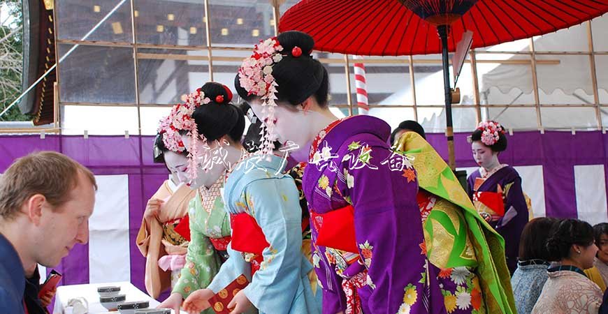絕了！日本舞妓被提議路燈燈箱奧運(yùn)期間當(dāng)人肉垃圾桶 網(wǎng)