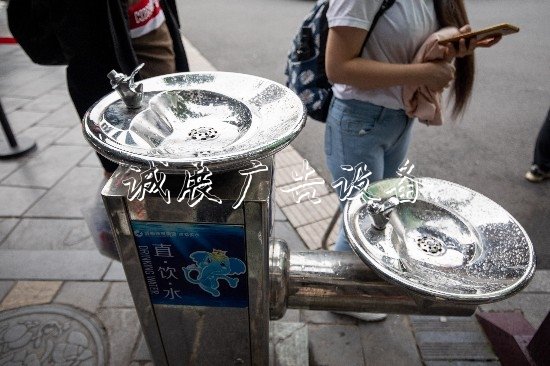 尷尬！成都寬窄巷子的黨建宣傳欄直飲水機(jī)竟變“垃圾箱”