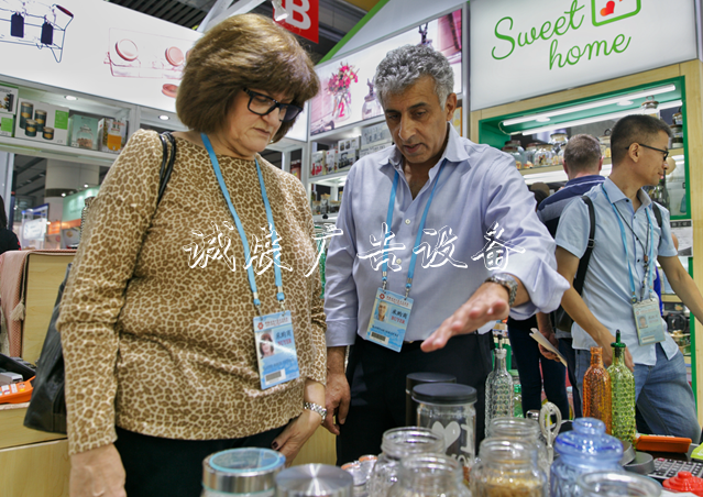 紙杯手套垃圾桶也能成就大事業(yè)！廣交會外貿(mào)企業(yè)如何“小題大作”(2)