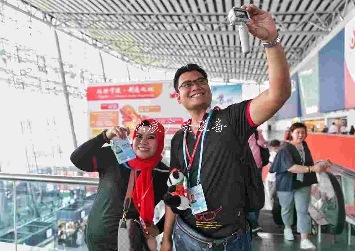 紙杯手套垃圾桶也能成就大事業(yè)！廣交會外貿(mào)企業(yè)如何“小題大作”(2)