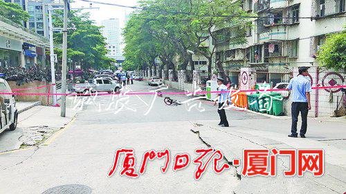 垃圾桶內(nèi)裝有爆炸物?不銹鋼宣傳欄 廈門警方:系煙花爆竹已處理