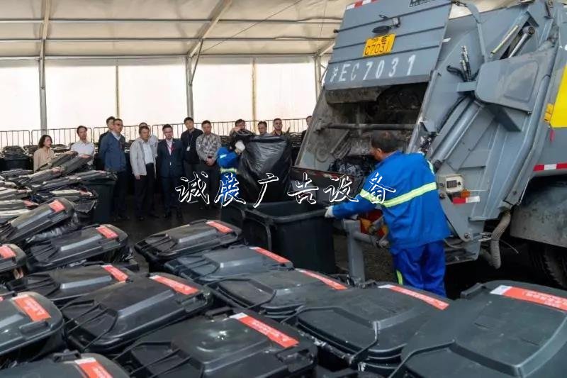 近四千個(gè)“推廣員”上廣告垃圾箱崗 “四葉草”要向世界推
