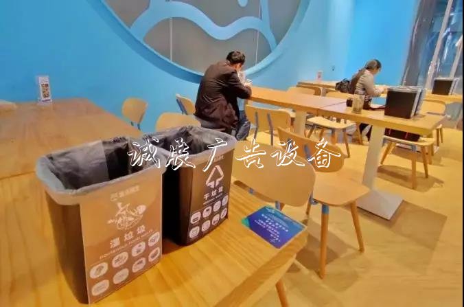 近四千個(gè)“推廣員”上廣告垃圾箱崗 “四葉草”要向世界推