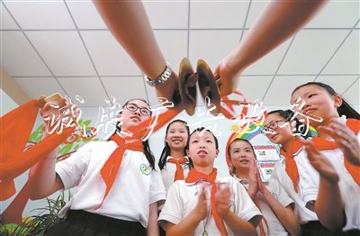 為了讓無錫市廣新小學(xué)隨班就讀學(xué)生能夠自信地融入校園群體，梁溪區(qū)特教指導(dǎo)中心資源教師組建了融合表演小隊。這是教師在指導(dǎo)學(xué)生排練三句半《夸夸咱資源中心》。
