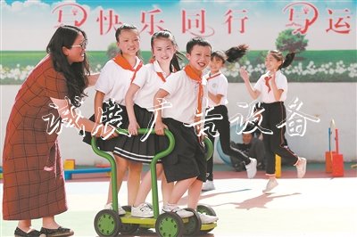 在無錫市廣新小學(xué)，梁溪區(qū)特教指導(dǎo)中心資源教師陳向華指導(dǎo)小俊、小奕、小瑩齊踩踏步車，鍛煉他們的運(yùn)動協(xié)調(diào)能力和同伴合作能力。