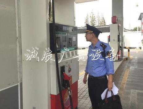 上海市奉賢區(qū)的加油站指路牌燈箱計(jì)量到底準(zhǔn)不準(zhǔn)？抽查結(jié)